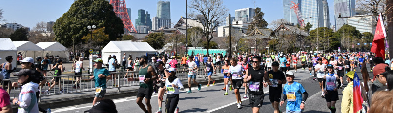 Runners in the Tokyo Marathon passing the Tokyo Tower.