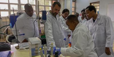 Kenyan trainees in lab
